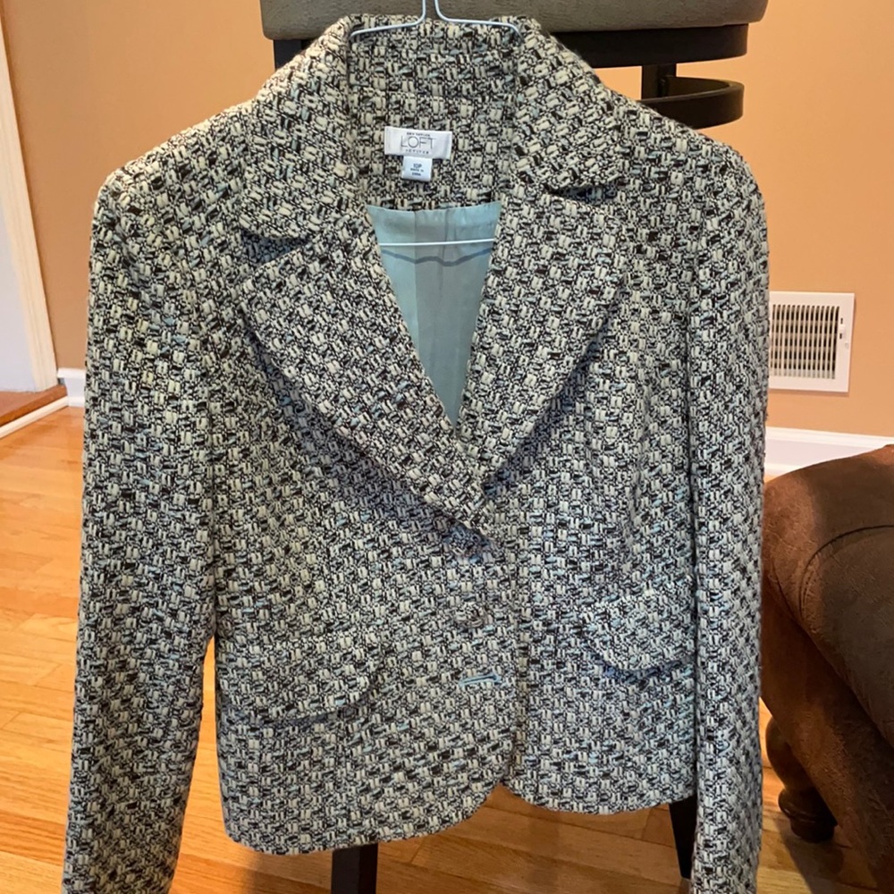 LIKE NEW! Beautiful Ladies LOFT blazer. Size10P